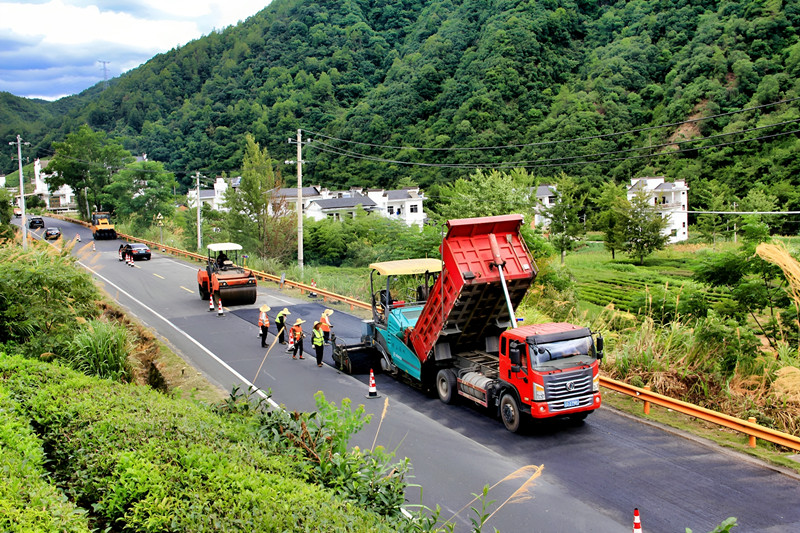 皖休寧縣：頂烈日戰高溫 災毀工程進度「提速」
