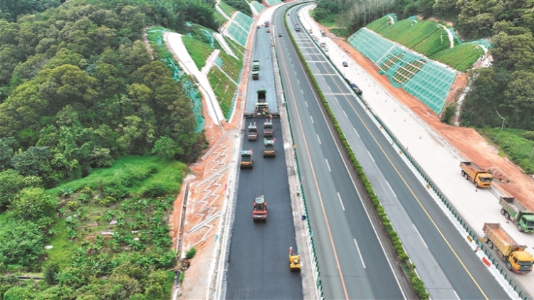  廣韶高速改擴建項目（南段） 全線首段柔性基層試驗段攤鋪