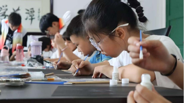 青春畫筆繪雙江 湖南大眾傳媒職院實踐團以美育賦能鄉村振興