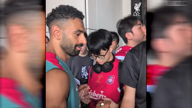 有片｜利物浦球員為球迷簽名盡顯親民