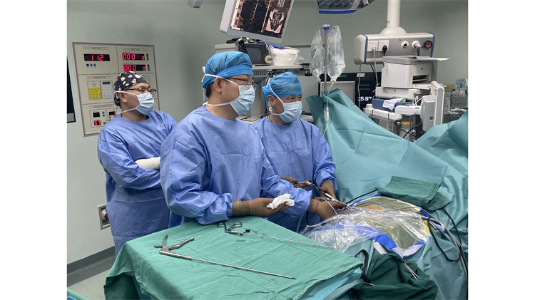 港人腰疾復發 在深成功「翻修」 微創手術助其重獲「無痛人生」