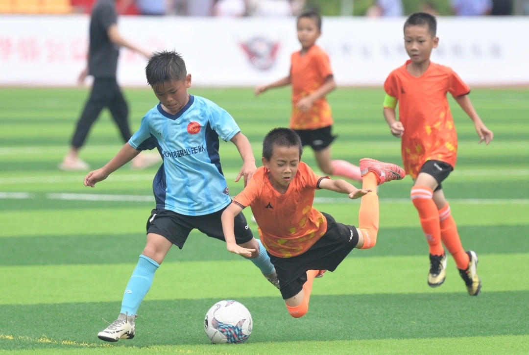 洪水沖不走的足球夢：榕江少年扛着災後感恩心站上「僑心杯」綠茵場