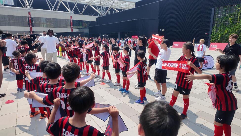 有片｜小球員熱烈歡迎 AC米蘭球星現身訓練營