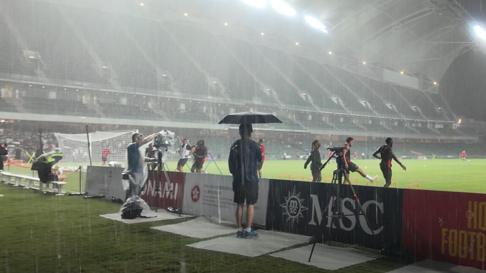 有片｜AC米蘭公開訓練遇黃雨