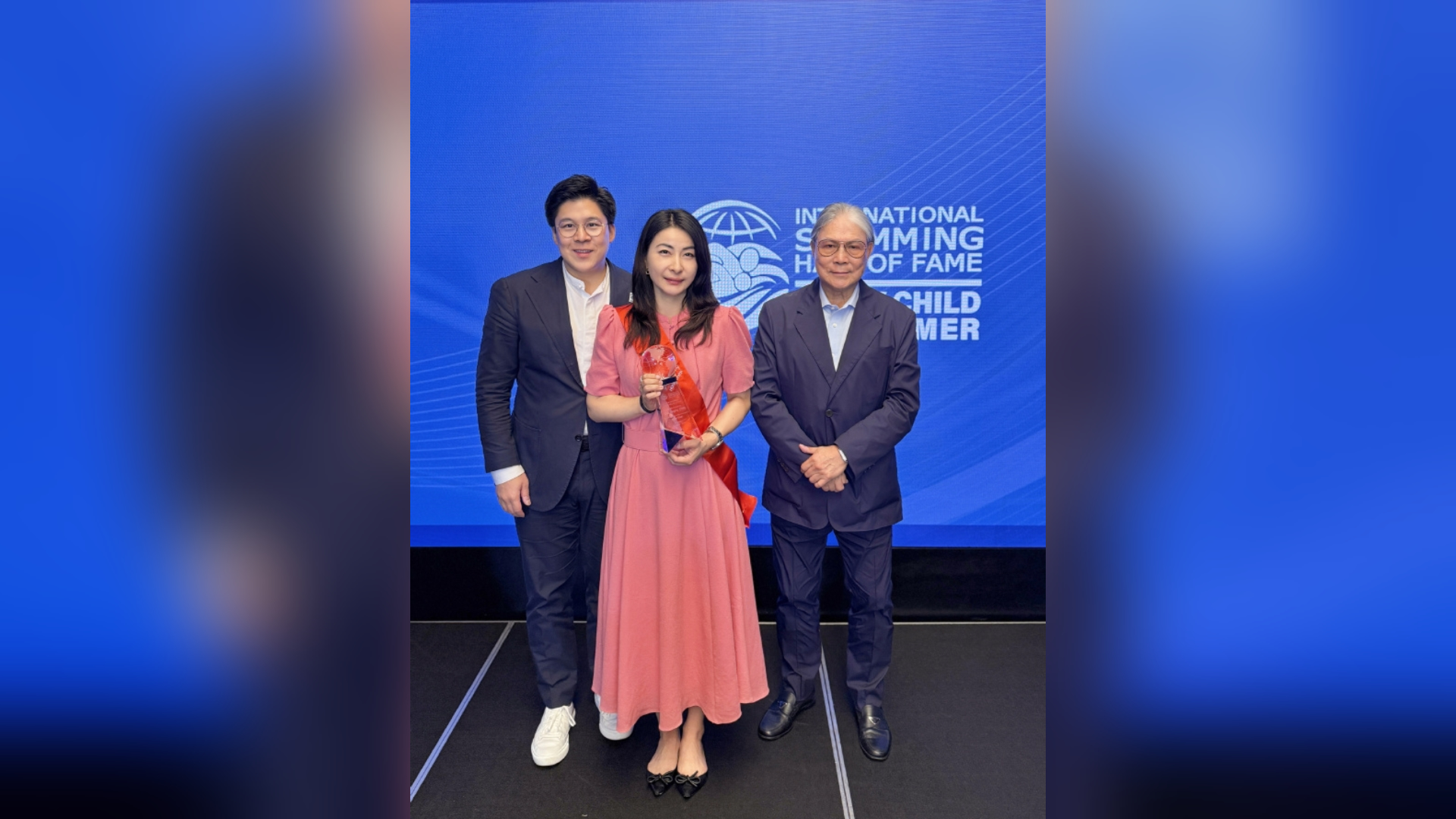 郭晶晶入選國際游泳名人堂 霍啟剛現場見證