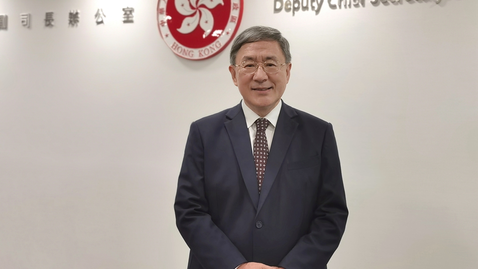 卓永興繼續兼任房屋局局長至8月6日