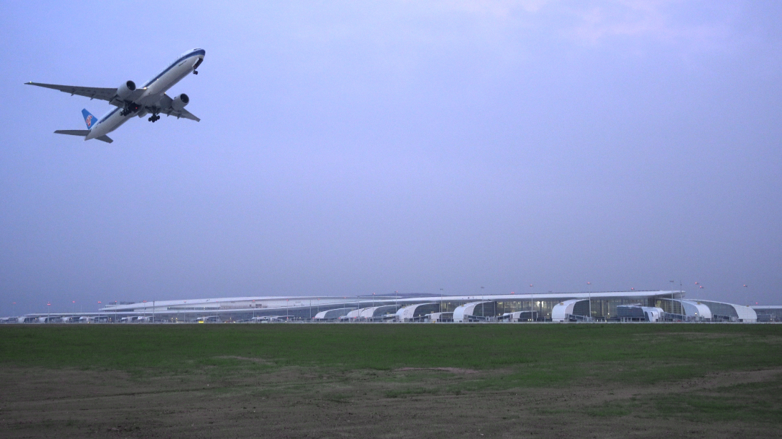 有片︱穗白雲機場第五跑道成功試飛