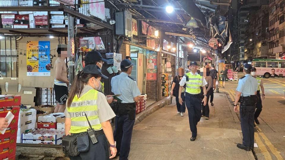 警方聯同食環署油麻地打擊阻街及交通違例 發14張告票