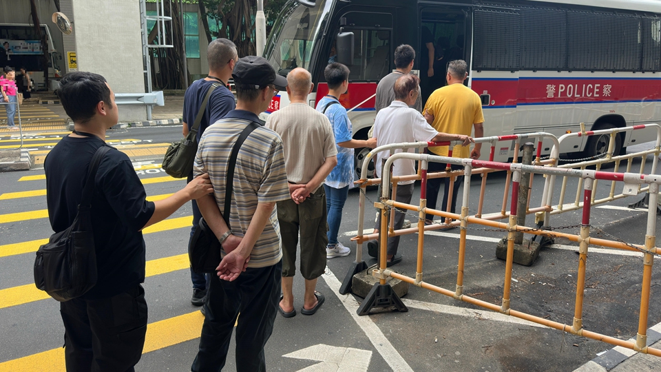 警方梨木樹邨打擊街頭賭博 拘捕4名男子