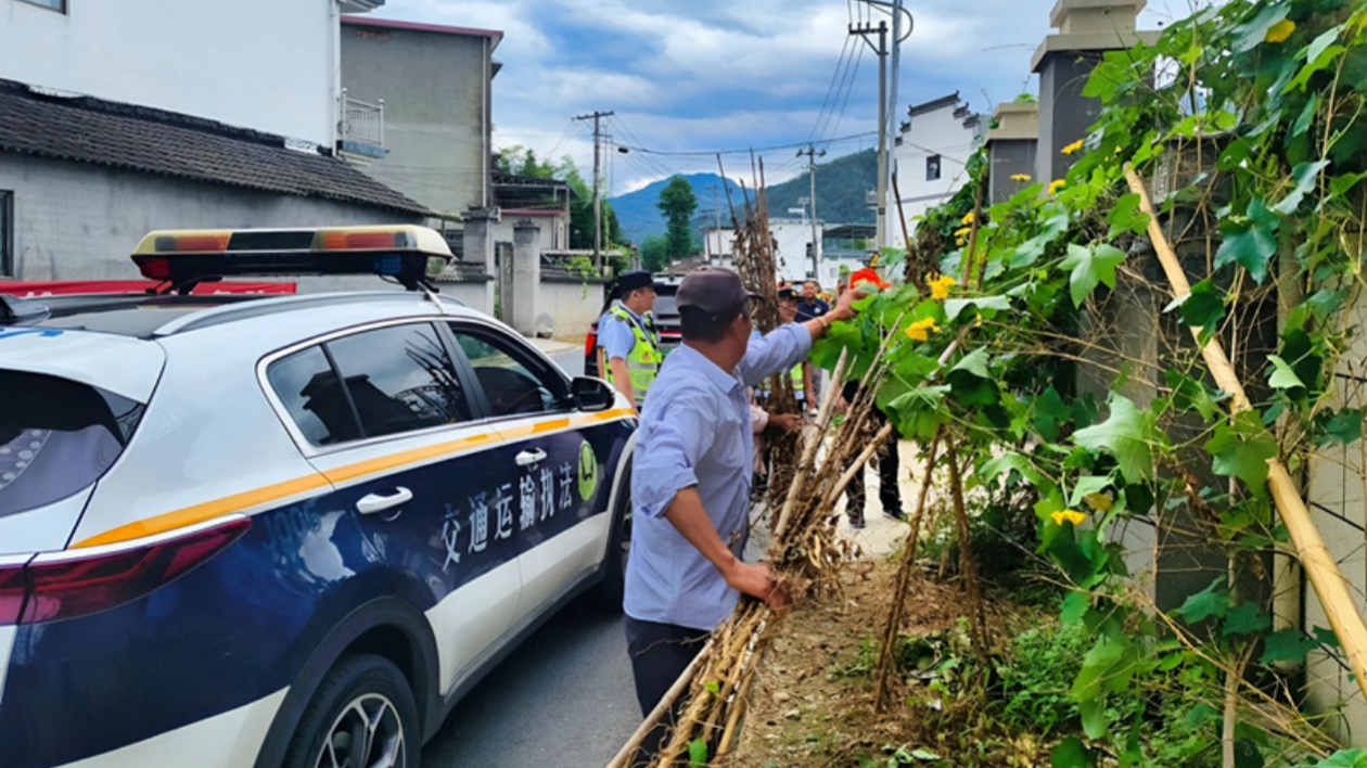 皖休寧縣開展路域環境集中整治行動
