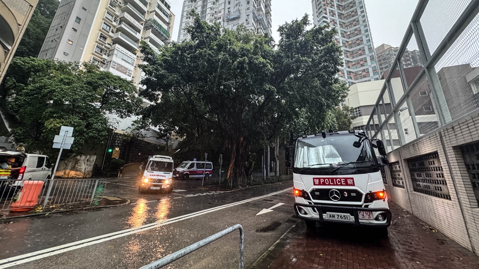 多圖｜灣仔堅尼地道發現無頭屍體 警方到場調查