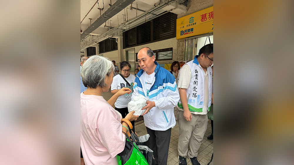 煤氣公司義工隊在暴雨下支援基層家庭