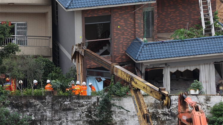 直擊廣州大源村山體滑坡現場，救援人員全力搜救中