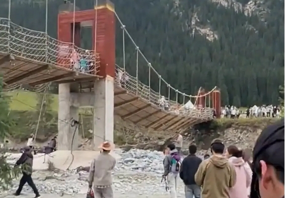 新疆伊犁昭蘇縣一景區吊橋橋索斷裂 已致5死24傷