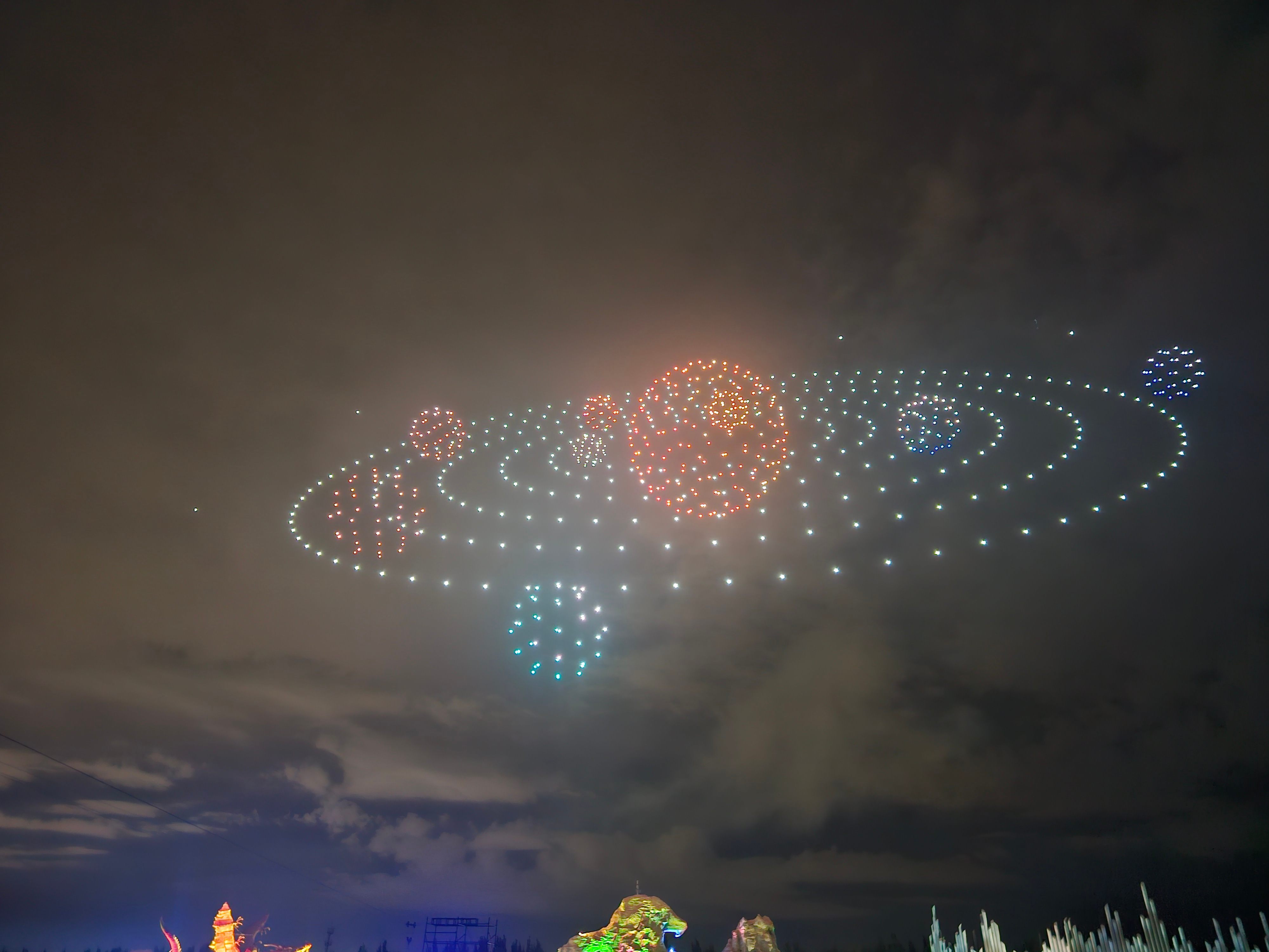 「星河漫遊」無人機天幕大秀閃耀長影世紀城夜空