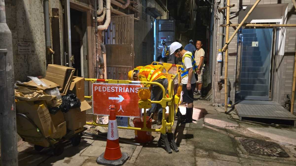 北角明園西街爆水管明苑中心停電 今早6時低層恢復供水