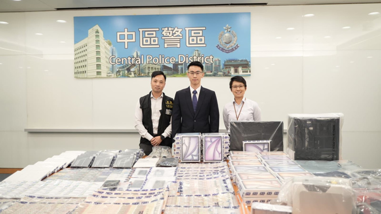 偽造大學學生證購電子產品 警拘4男檢56萬元手機及平板電腦