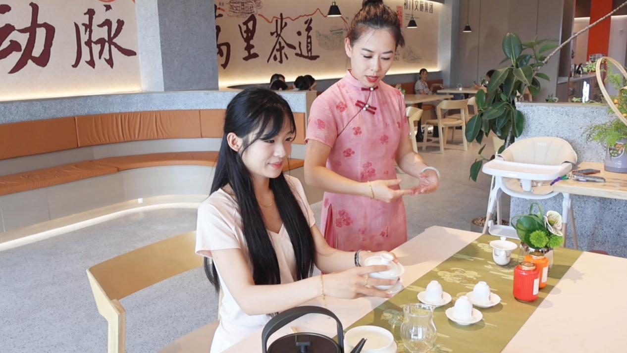 皖祁門縣：青春巧手調祁紅  學子築夢啟新程