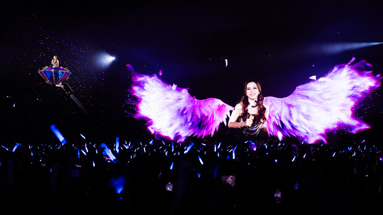 【娛樂】鄧紫棋相隔八年重返香港舞台 首場演出大成功 憶起舊時感觸落淚