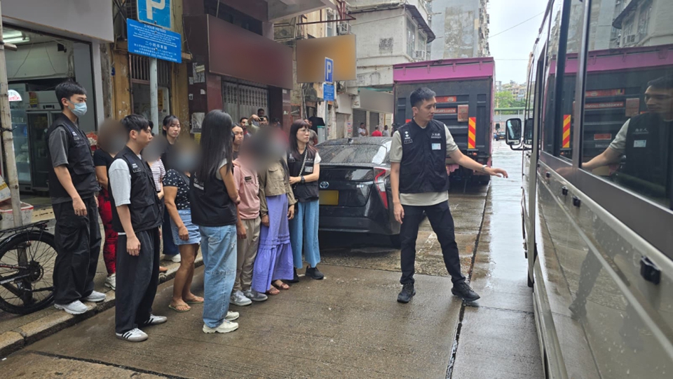 入境處深水埗唐樓拘捕6菲傭 涉網上自學整牙提供無牌牙醫服務　