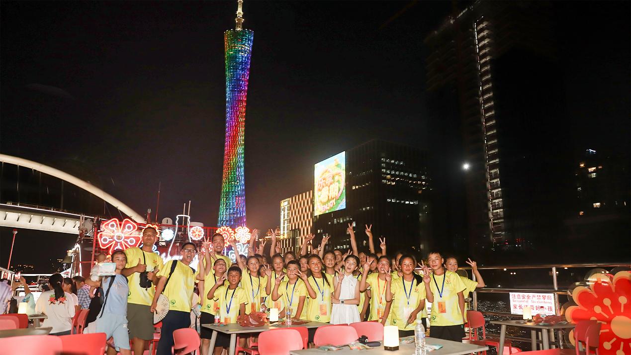    大涼山少年「飛閱」大灣區廣東太古可口可樂助力點亮未來星圖