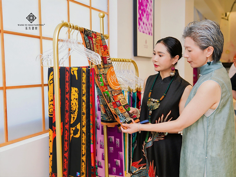 王雨：以一方絲巾 打開通向世界的美學花窗