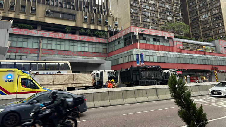 有片 | 黃雨下龍翔道3車「串燒」 多處水浸灣仔爆水管