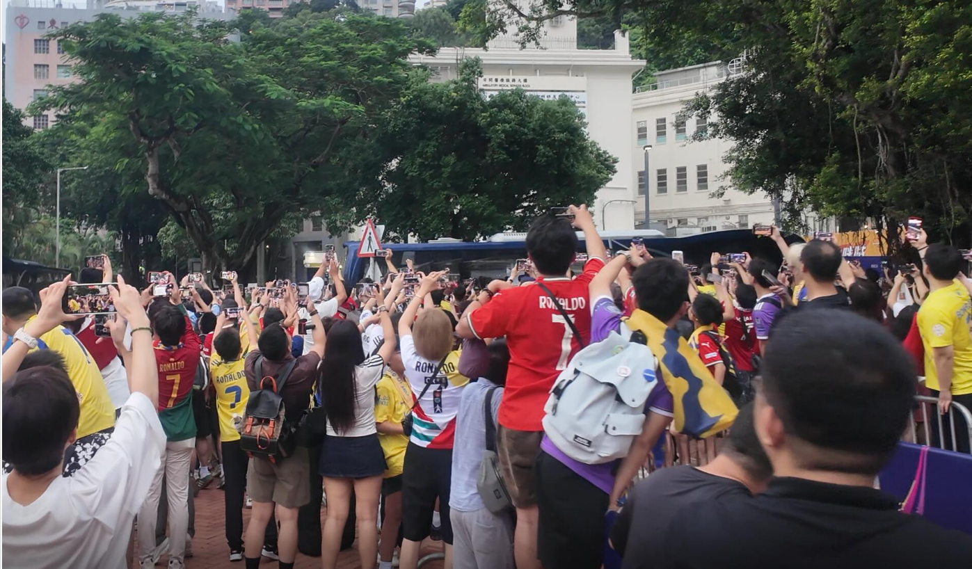 有片丨艾納斯大巴駕到 球迷尖叫迎C朗