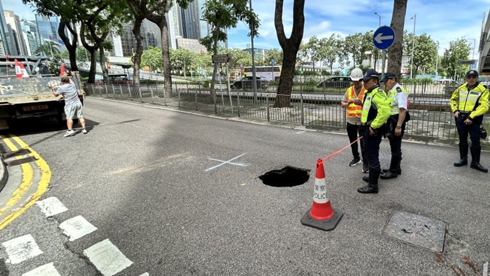灣仔告士打道近馬師道路面下陷 多條巴士線改道