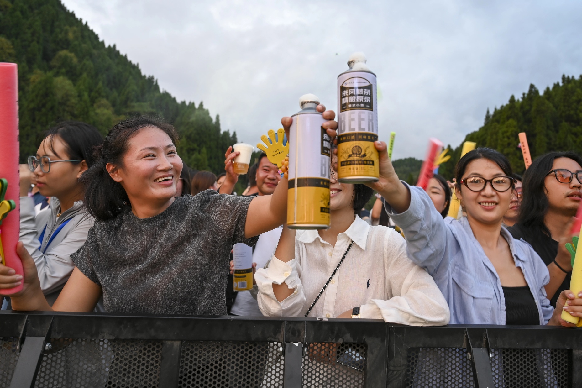 茶酒相逢 山水為席 來鳳藤茶啤酒節點亮鄉村夏夜
