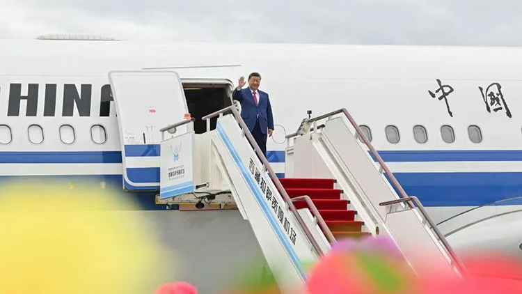 習近平率中央代表團抵達拉薩出席西藏自治區成立60周年慶祝活動 