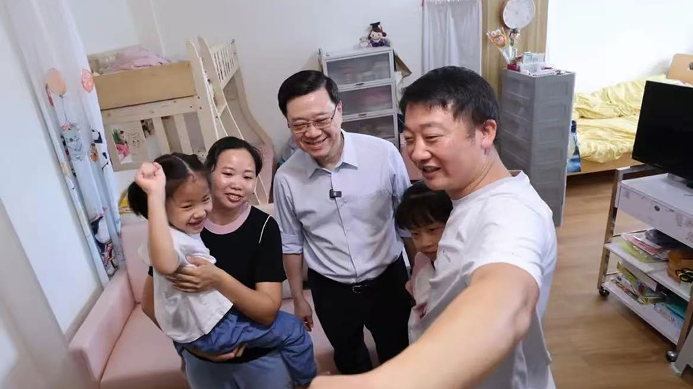 李家超視察簡約公屋運作 喜見居民生活獲改善