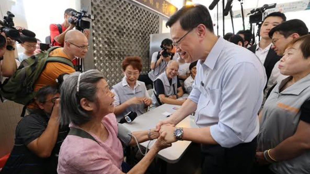 李家超到訪牛頭角下邨 並視察東九文化中心