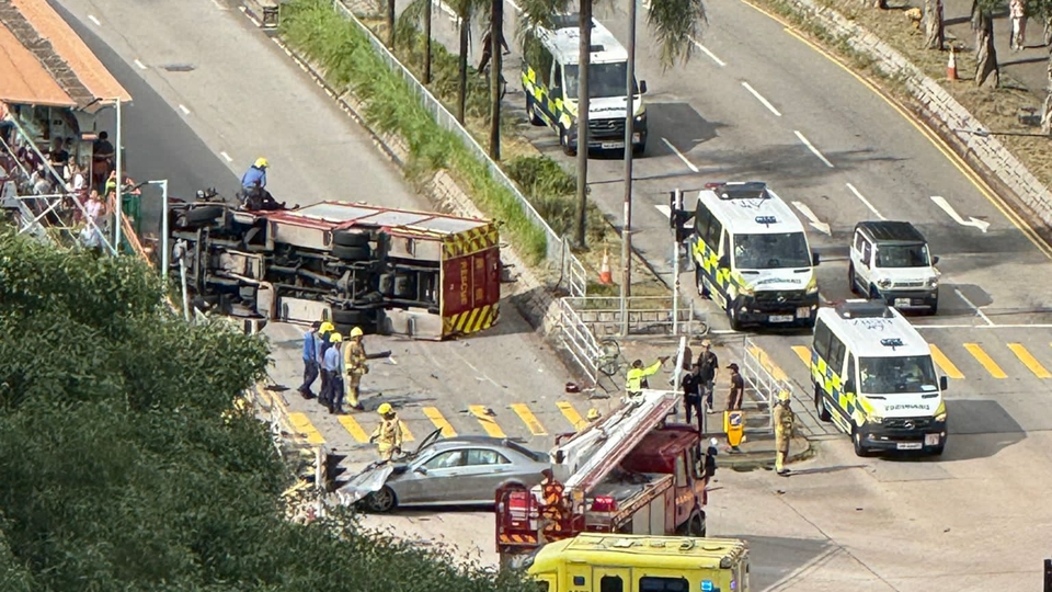 屯門鳴琴路消防車被撞翻 造成7人受傷包括5消防員