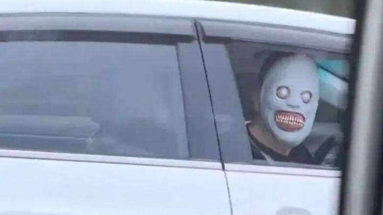 內地高速有人戴恐怖面具嚇過路車？知情人：非主觀故意行為