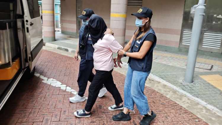 海關石硤尾破公屋私煙儲存倉 拘六旬婦檢5.8萬元私煙