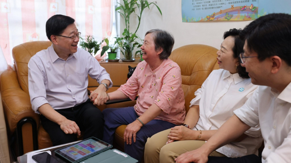 多圖｜李家超到愛東邨視察長者生活情況