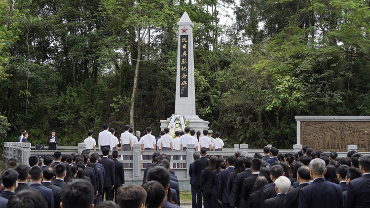 中央駐港機構和駐港中資企業代表瞻仰祭掃香港抗日英烈紀念碑