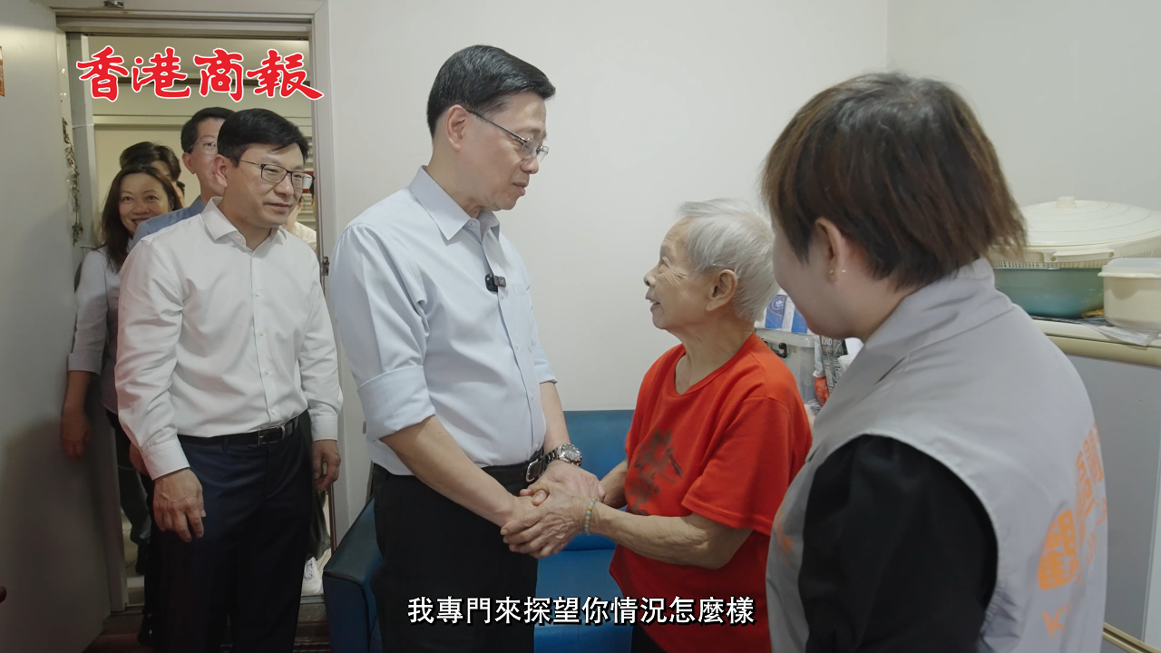 有片｜李家超落區探訪獨居長者 了解關愛隊支援及樂齡科技應用