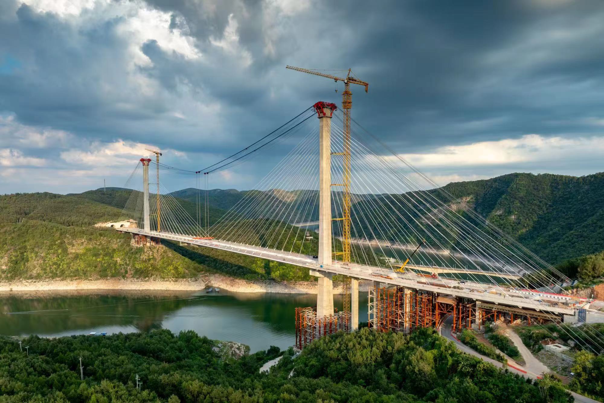 國內跨徑最大的跨峽谷分離式混合梁斜拉橋成功合龍