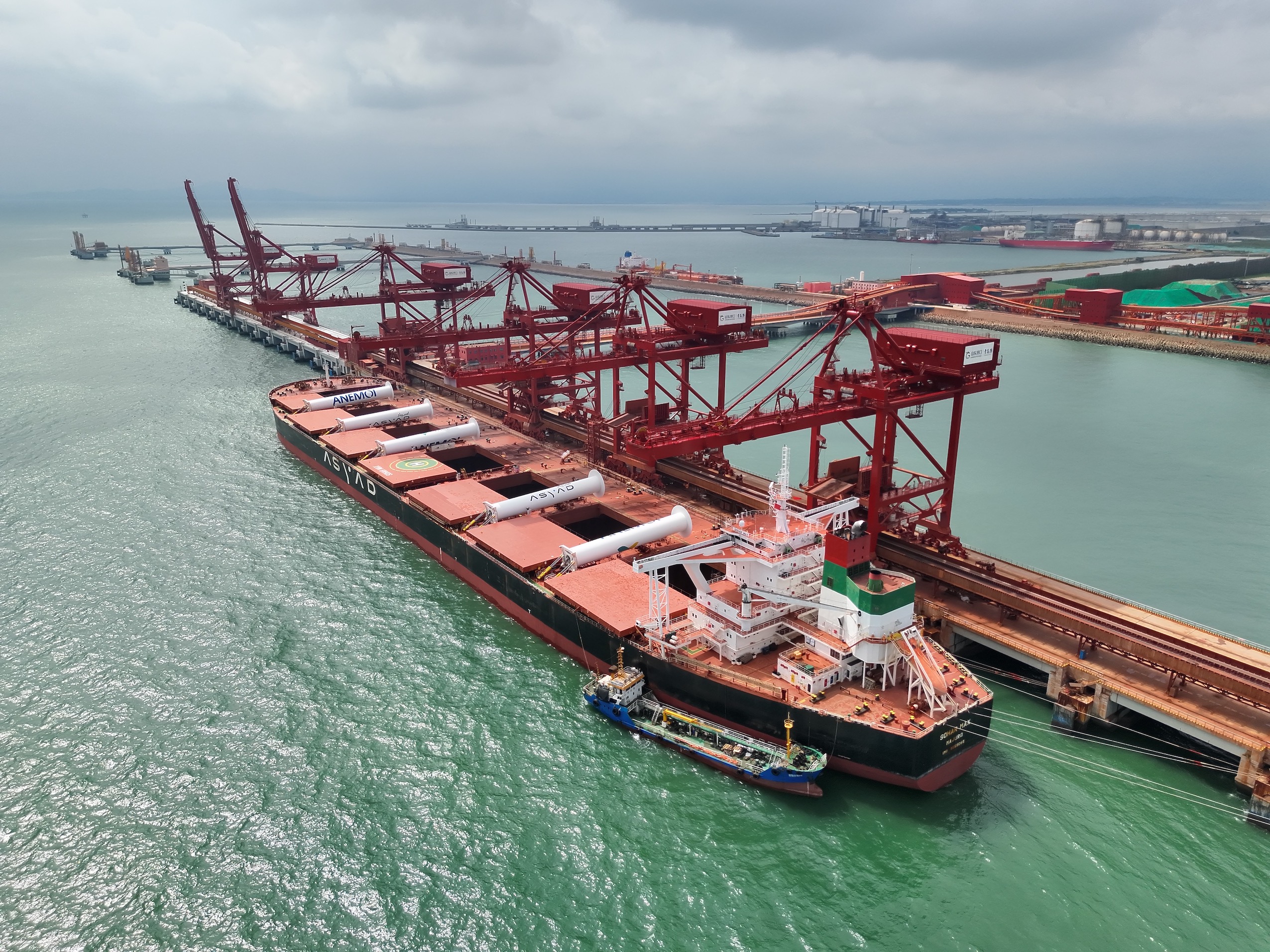 全球首艘加裝旋筒風帆40萬噸級礦砂船靠泊青島港