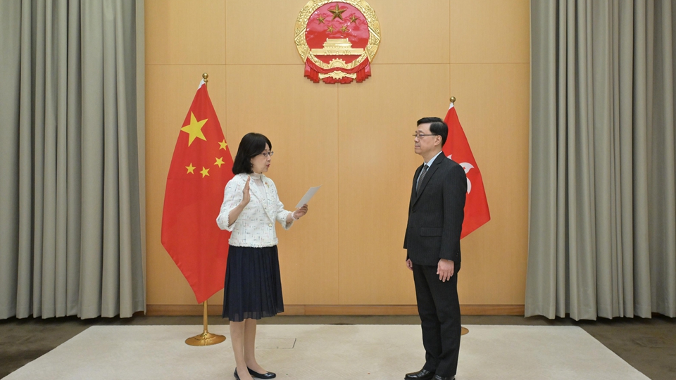 鍾麗玲續任個人資料私隱專員 宣誓擁護基本法及效忠香港特區