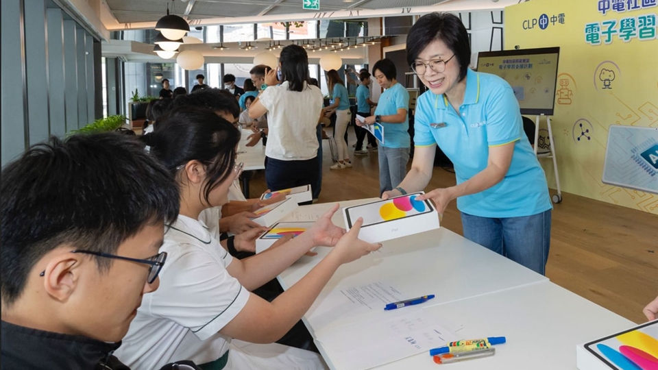 中電向逾2100名基層學生送贈iPad 支援他們電子學習需要