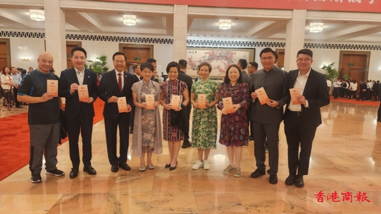 圖集丨港澳代表團成員到場觀看紀念抗戰勝利80周年文藝晚會