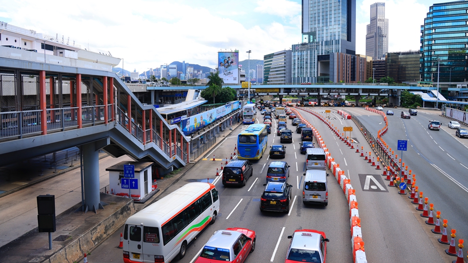 強制安裝和配用安全帶及規管司機駕駛時使用流動電訊裝置修例刊憲