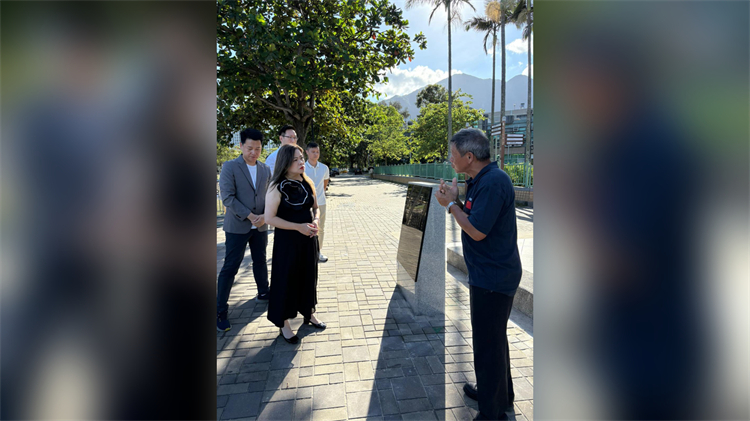 羅淑佩昨探訪梅窩抗戰遺址 緬懷銀礦灣慘案遇難者