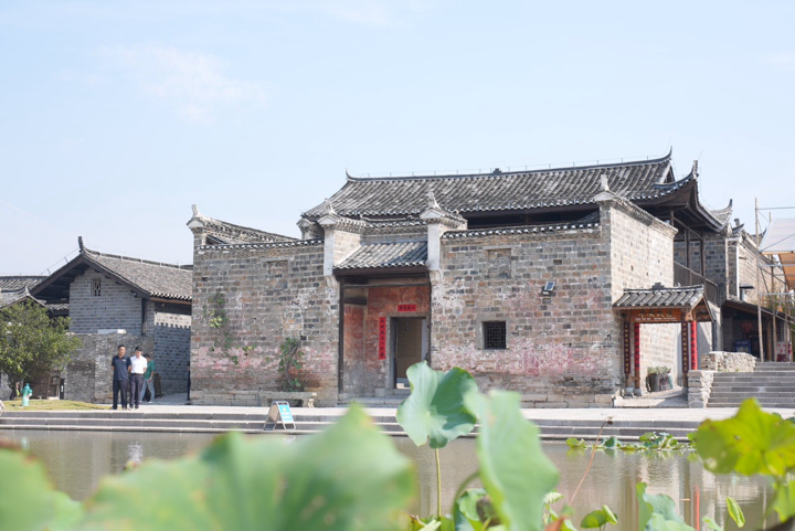 三疊月塘送荷風 千年古驛煥新韻 全國影響力媒體大咖走進懷化荊坪古村