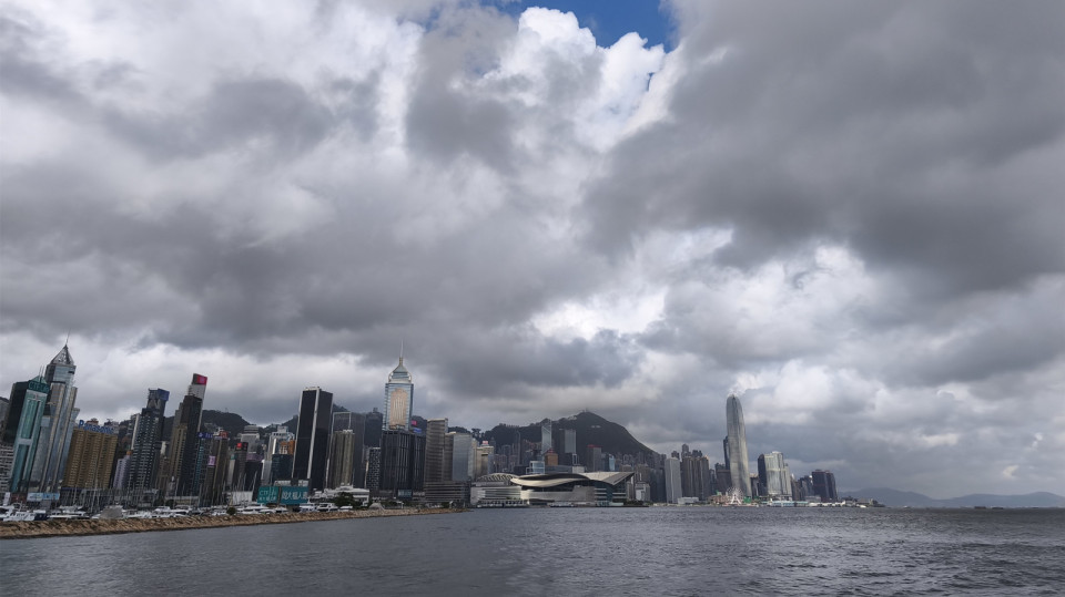 天文台：強雷雨區正影響大嶼山一帶 預料未來一兩小時本港部分地區雨勢較大