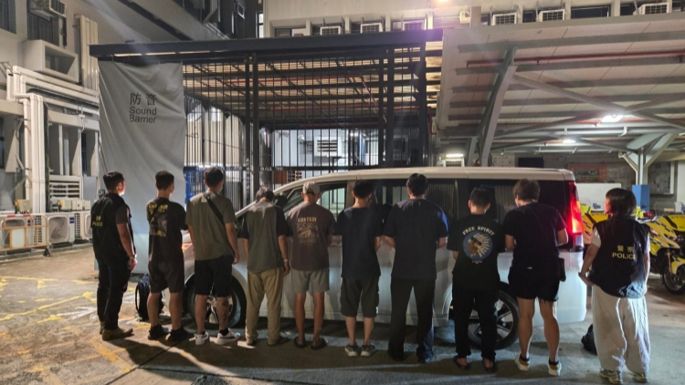 警方上水搗破非法賭檔 拘捕9名男女 