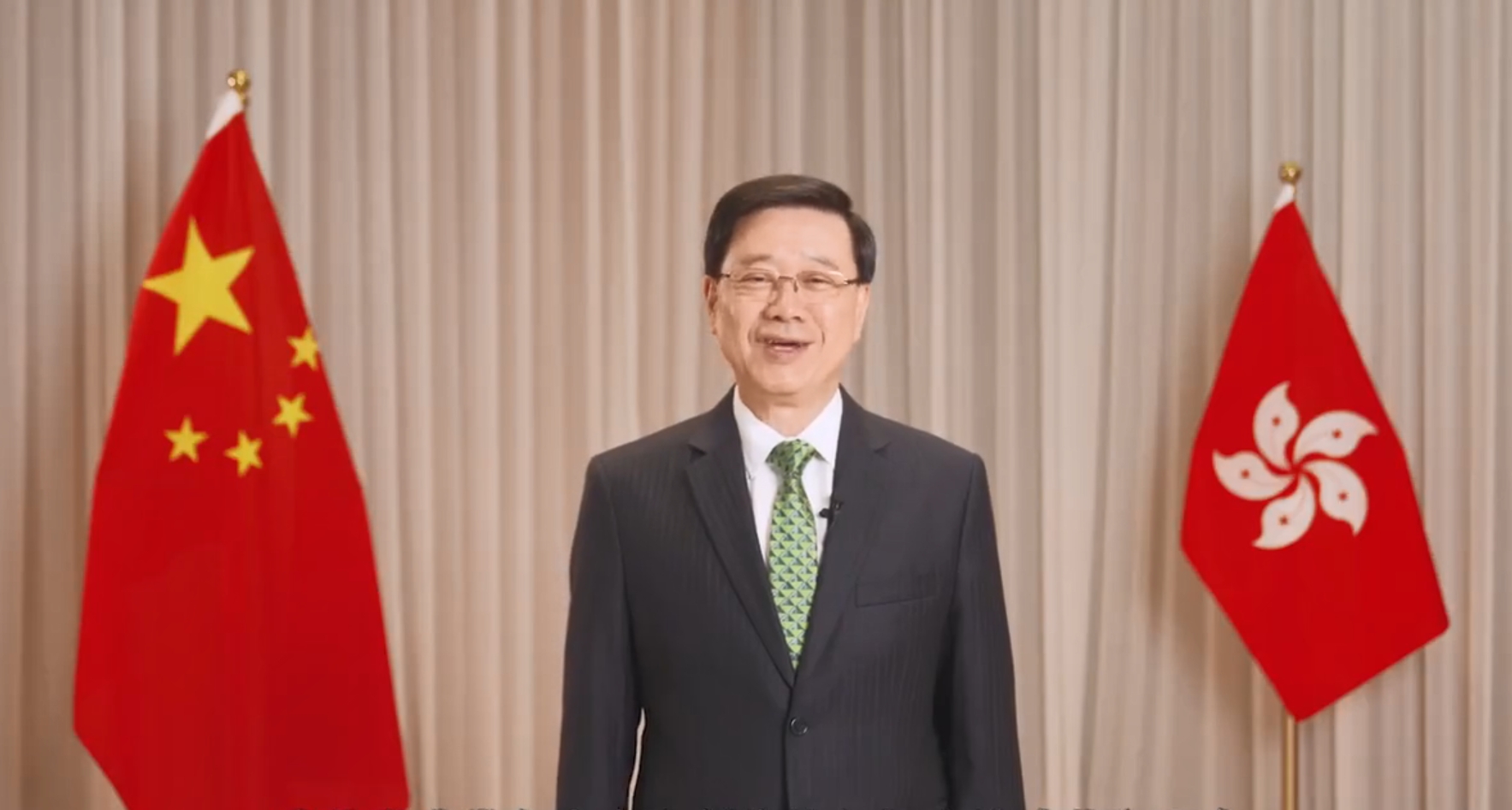 有片丨施政報告宣傳片首現「AI李家超」 領呔和領巾意義非凡